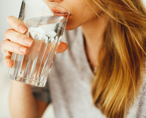 Bebe agua: el mejor consejo en verano